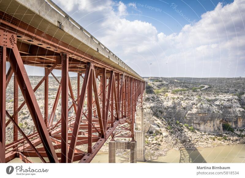 Die Stahlkonstruktion der Pecos River High Bridge Pecosfluss Landschaft reisen wüst Fluss Brücke Bootfahren Fischer Schlucht Licht blau Wasser Fischen Himmel