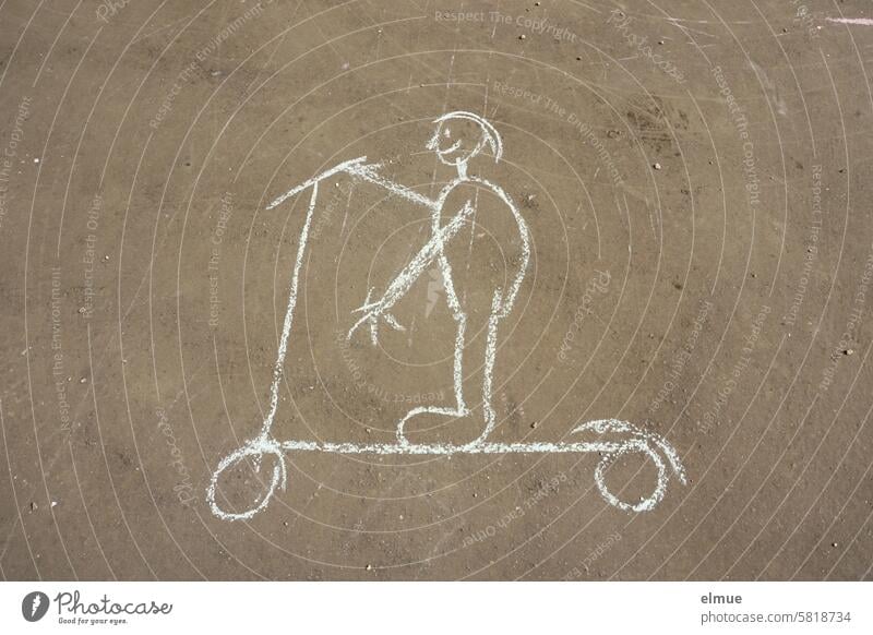 auf den Betonboden mit weißer Kreide von einem Kind gemalter Tretrollerfahrer Kinderzeichnung Kreidezeichnung malen Rollerfahren spielen Roller fahren