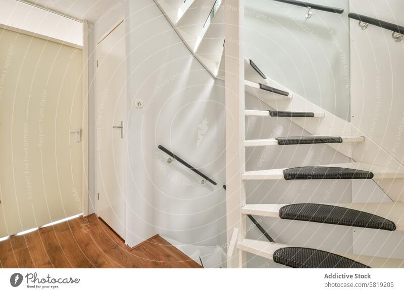 Moderne weiße Treppe in hellem minimalistischem Interieur Treppenhaus modern Innenbereich Design Architektur heimwärts Teppichboden Freitreppe Zeitgenosse