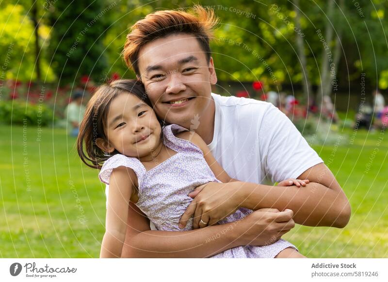 Asiatischer Vater und Tochter genießen den Park in Europa asiatisch Familie Urlaub reisen Feiertag Freude Lächeln Liebe Bonden qualitätsvolle Zeit im Freien