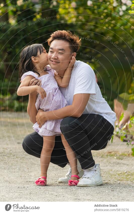 Asiatischer Vater und Tochter teilen einen Moment im Urlaub asiatisch Europa Familie Liebe Umarmen Fröhlichkeit reisen Bonden Eltern Kind im Freien Sommer