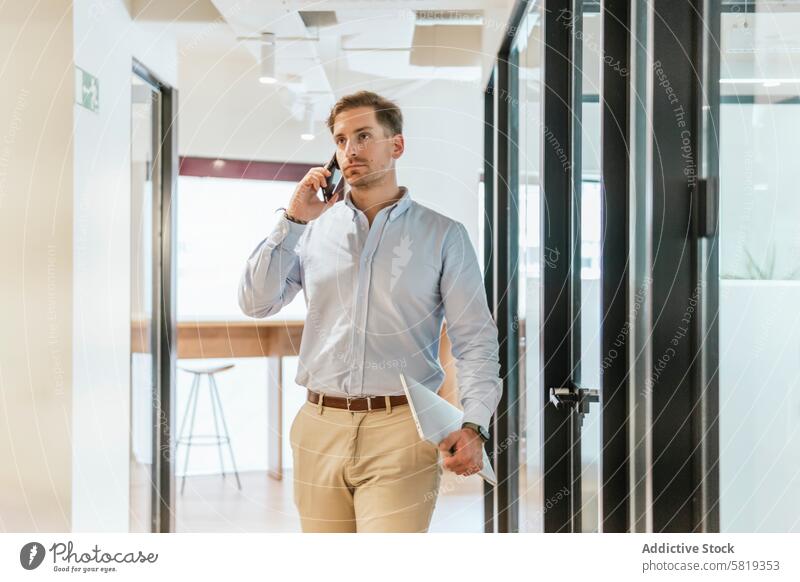 Beschäftigter Berufstätiger, der im Coworking Space geht und spricht Geschäftsmann Telefon laufen professionell Büro selbstbewusst Schrittmacherfunktion