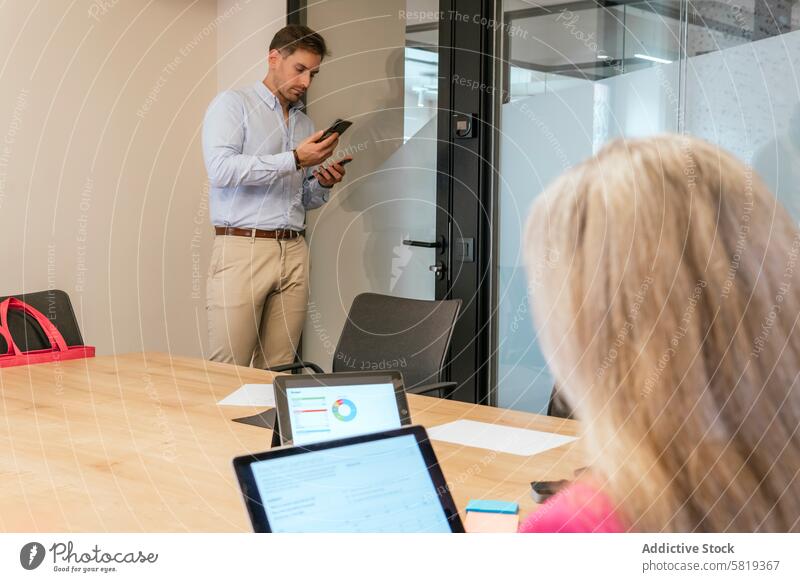 Moderner Coworking Space mit Geschäftsleuten bei der Arbeit Büro Business professionell Mann Frau Smartphone Laptop Produktivität Zusammenarbeit Umwelt hell