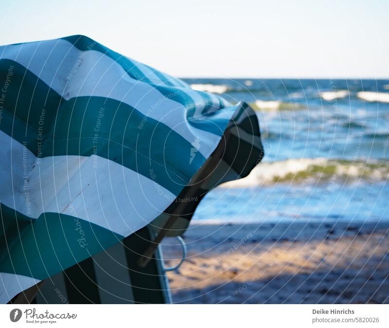 Grün-weiß gestreifter Strandkorb am Ostseestrand. Sommerurlaub Natur Urlaub Strang strandkorb Sandstrand freizeit Erholung Meer Ferien Sonne Wasser baden Reise