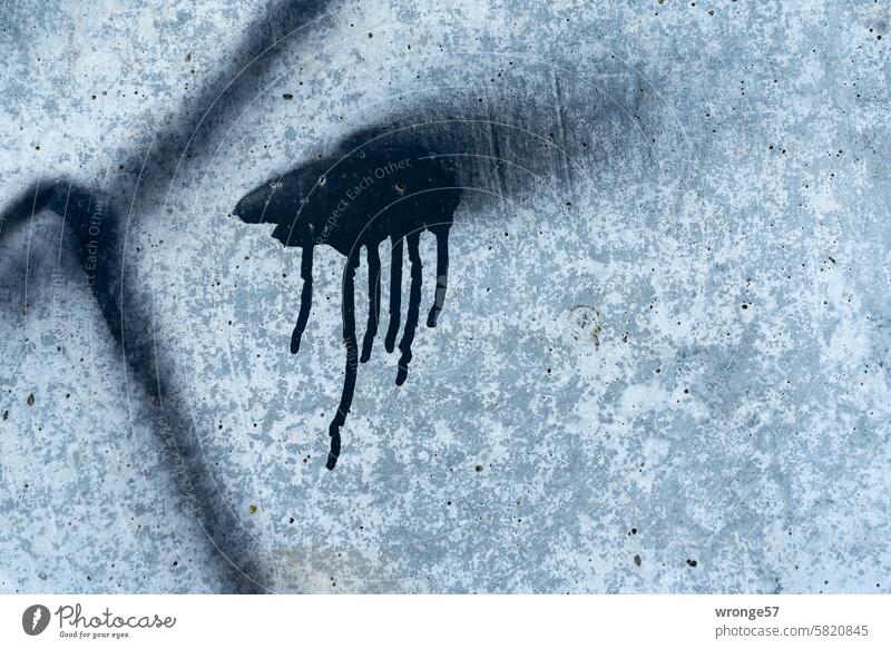 Graffitto Insekt an einem Brückenpfeiler schwarze Farbe Betonpfeiler Spaß Fantasie Detailaufnahme Menschenleer Farbfoto Außenaufnahme