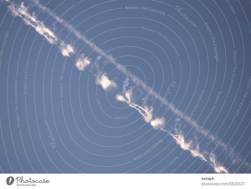 Kondensstreifen Spur lockig Konvektion Verdunstung Jetstream Cloud Verschmutzung wolkig luftig Luftverschmutzung turbulent Flugverkehr Turbulenz Dampf