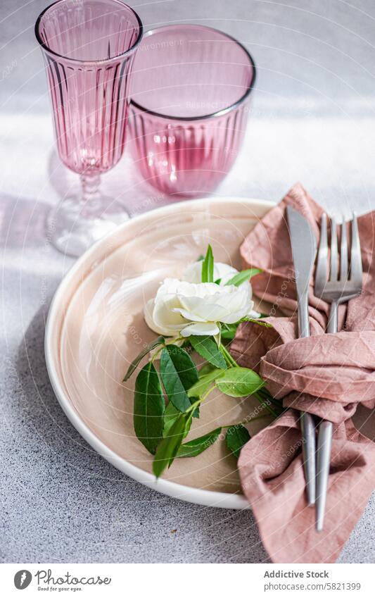 Elegant gedeckter Tisch mit weißen Rosen und rosa Gläsern Einstellung elegant Roséwein Glaswaren Pastell Teller Silber Besteck Serviette Dekoration & Verzierung