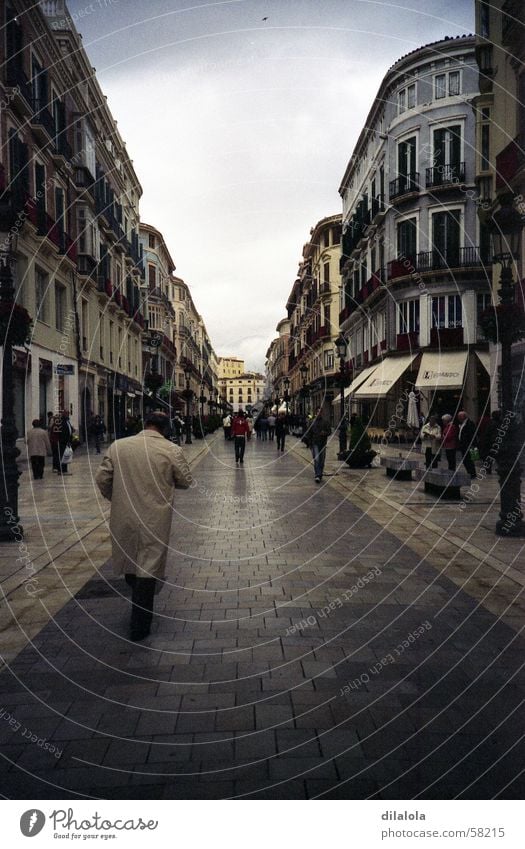 el hombre de la gabardina beige Stadt Malaga Winter Lomografie Trauer Verzweiflung street lonely rain gray man spain village town cold alone rainy