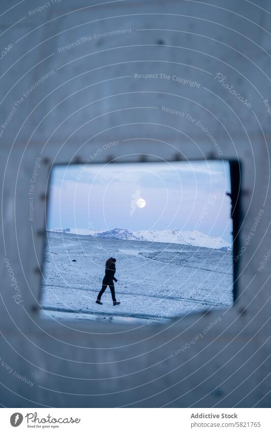 Mondscheinwanderung durch Islands Winterlandschaft Schnee Landschaft Person Spaziergang Natur reisen kalt im Freien Abenteuer Einsamkeit gerahmt Nacht Entdecker