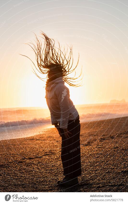 Skurrile Silhouette einer Frau mit wallendem Haar bei Sonnenuntergang Strand Island Behaarung golden Abenddämmerung Horizont MEER Wind blasend Natur Schönheit