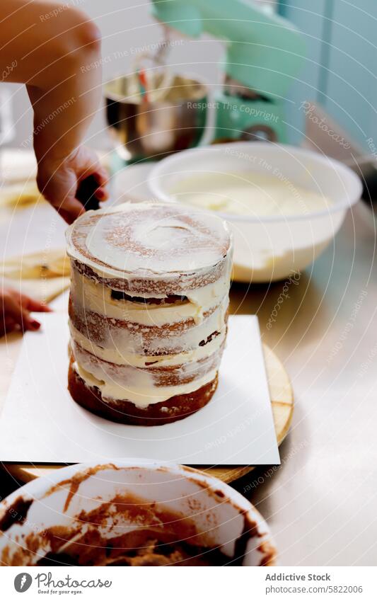 Hausgemachte Torte mit cremigem Zuckerguss schichten Kuchen Schichtung backen selbstgemacht Küche Mixer Schalen & Schüsseln unfertig Essen zubereiten Dessert