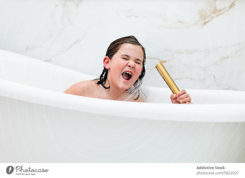 Junges Mädchen singt in der Badewanne, Augen vor Freude geschlossen Gesang heimwärts spielerisch Kind Musik so tun, als ob Leistung Spaß Vorstellungskraft