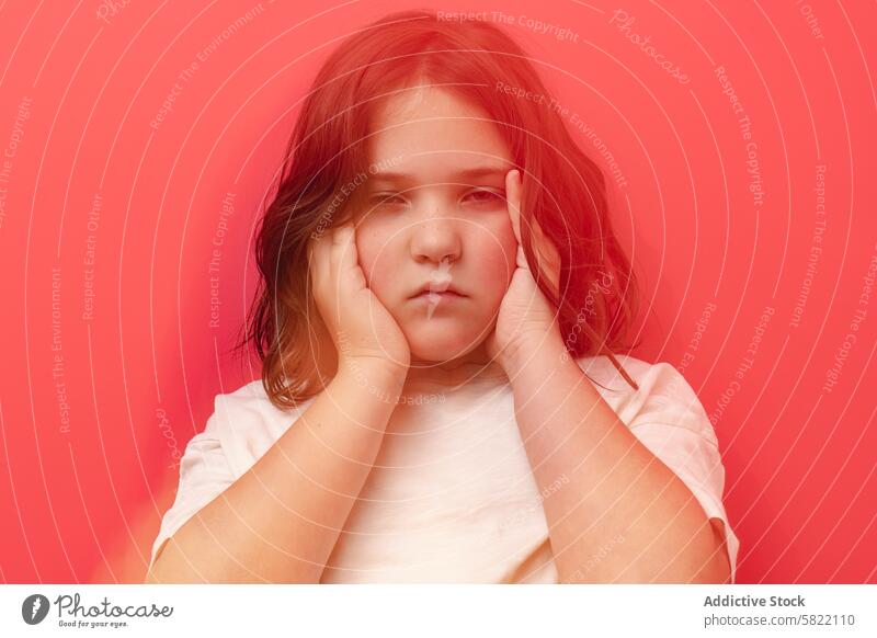 Junges Mädchen, das sich unwohl fühlt, vor einem roten Hintergrund Unbehagen Hypoglykämie müde Symptom Gesundheit Verzweiflung Kind jung Frau Hand Gesicht