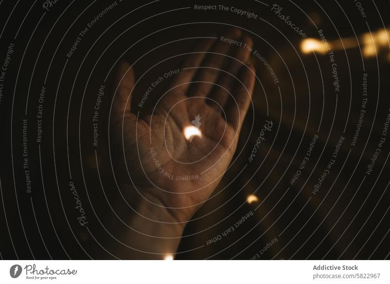 Sanft beleuchtete Hand, die einen Blick auf das Licht wirft halbdunkel Schatten mystisch Gelassenheit Ruhe Hoffnung Aura sanft weich warm ember Windstille