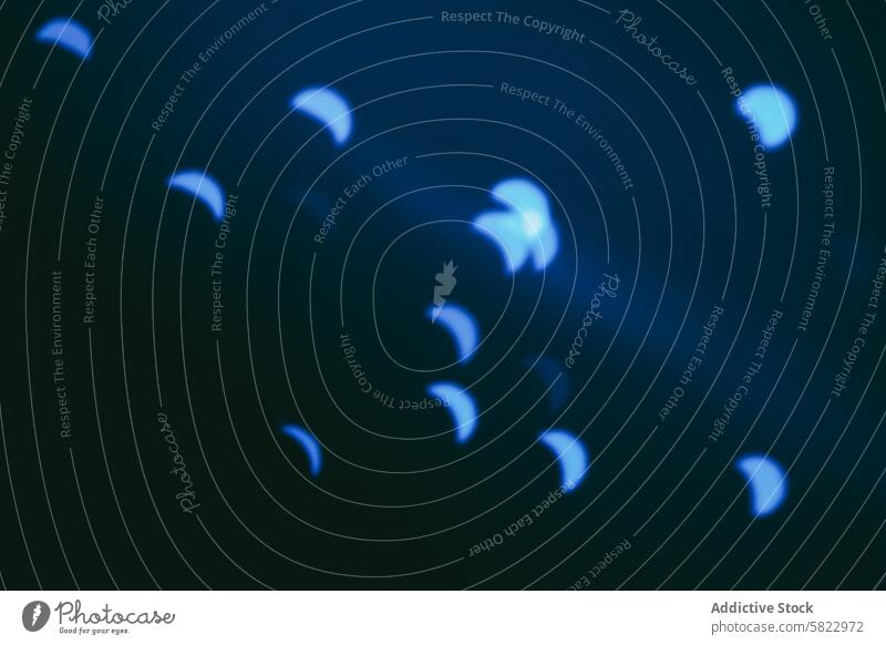 Abstrakte blaue Formen, die Mondsicheln ähneln, auf dunklem Hintergrund abstrakt halbmondförmig dunkel geheimnisvoll traumhaft Atmosphäre Unschärfe