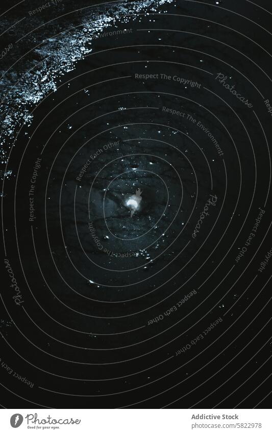 Dunkle Wasseroberfläche mit Reflektionen im Mondlicht Reflexion & Spiegelung Mondschein dunkel unheimlich Gelassenheit schimmern glühen Nachtzeit Oberfläche