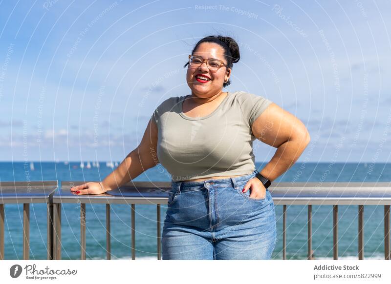 Lächelnde Frau genießt den Sommer an der Küste von Barcelona MEER Himmel lässig Reling Lehnen Strand heiter freudig sonnig Meer Übergröße Brille im Freien