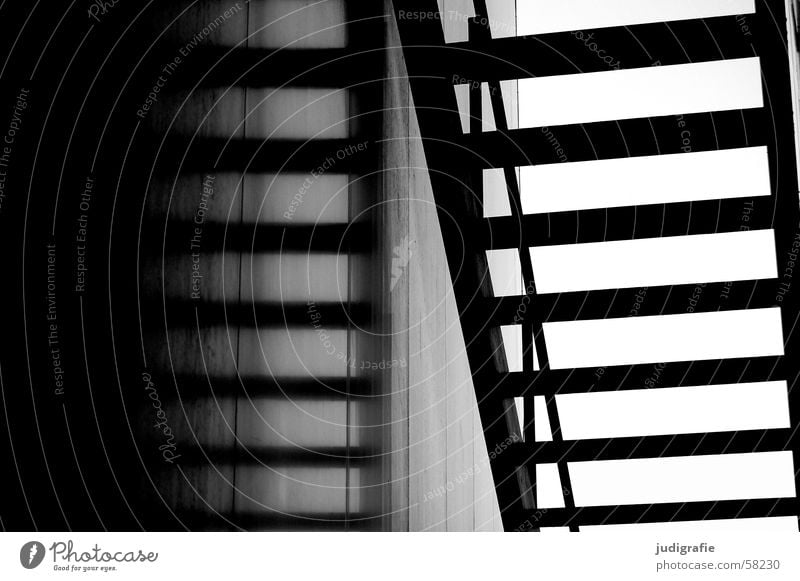 Aufwärts Reflexion & Spiegelung schwarz weiß Konstruktion Licht Detailaufnahme Schwarzweißfoto Treppe aufwärts abwärts Geländer Schatten Architektur