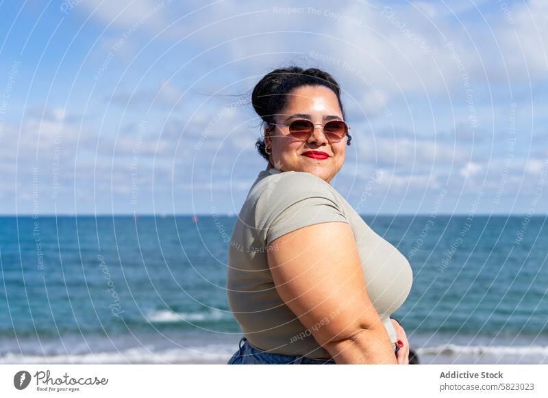 Lächelnde Frau genießt den Sommertag in Barcelona MEER Sonnenbrille Selbstvertrauen sonnig Zufriedenheit Strand Küste Freizeit Afroamerikaner Urlaub Feiertag