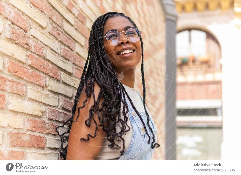 Fröhlicher Sommertag mit einer Freundin in Barcelona Frau Lächeln Fröhlichkeit strahlend Afroamerikaner sonnig jung Wärme Freizeit Urlaub urban lässig Mode