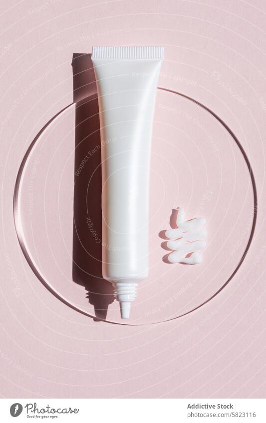 Kosmetiktube mit Cremeabstrich auf rosa Hintergrund Sahne Schliere Serum Tube Haut Pflege Schönheit Produkt Klecks Reflexion & Spiegelung kreisrund künstlerisch