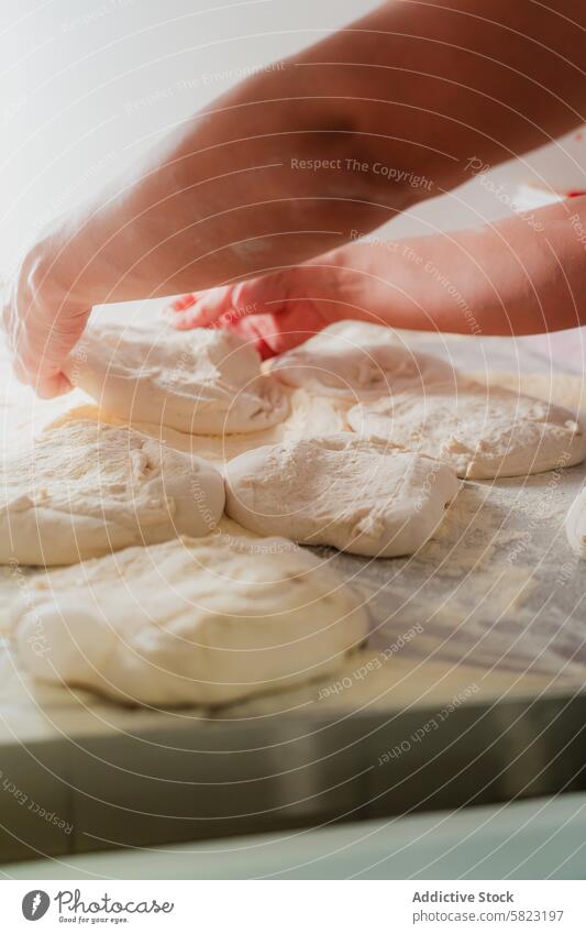 Nahaufnahme der Zubereitung von Pizzateig in einer Pizzeria Teigwaren Vorbereitung Mehl Hand Lebensmittel Arbeit backen Essen zubereiten Küche Italienisch
