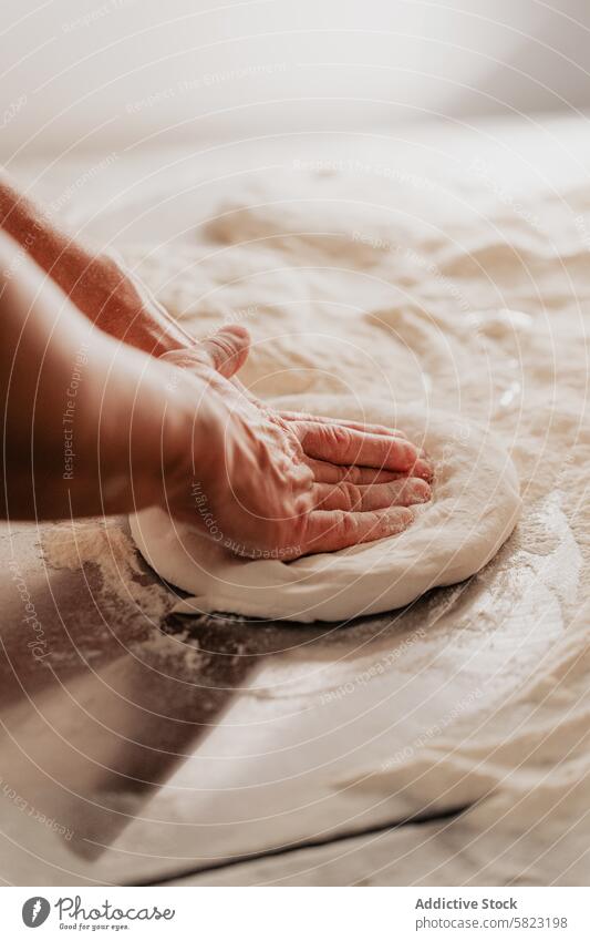 Expertenhände kneten Pizzateig auf mehlbestäubter Oberfläche Teigwaren Kneten Mehl Hände Vorbereitung backen Essen zubereiten Küche Pizzeria Kunstgewerbler