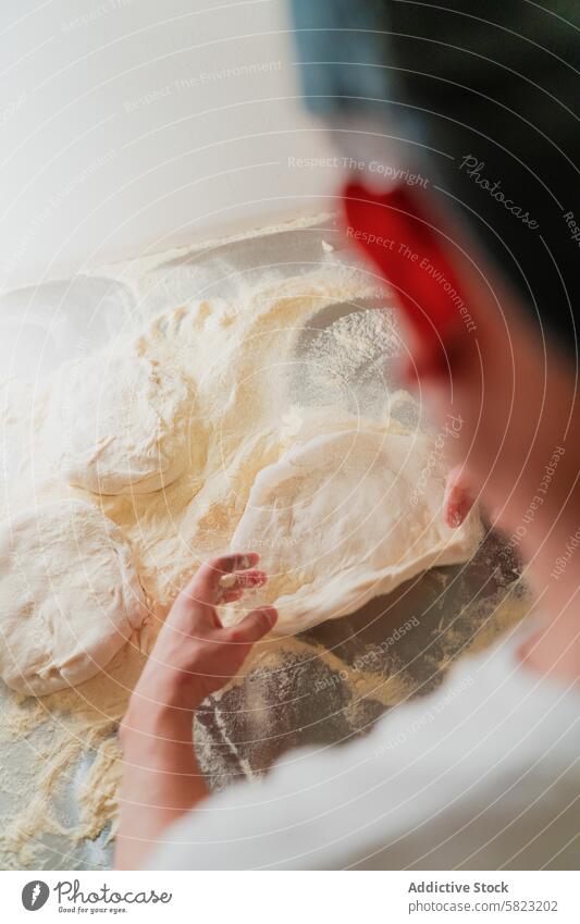 Dehnen von Pizzateig in einer Pizzeria-Küche Küchenchef Teigwaren strecken Essen zubereiten backen Herstellung Vorbereitung Lebensmittel Italienisch Arbeit Mehl