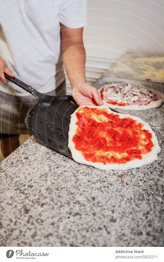 Zubereitung von handgemachtem Pizzateig in einer Pizzeria Teigwaren Tomate Saucen Pizzaiolo handgefertigt Vorbereitung sich[Akk] schälen Küche Essen zubereiten