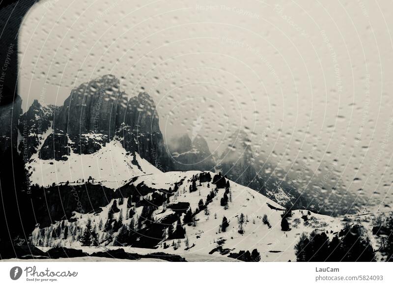 Schlechtes Wetter in den Bergen Regen Regentropfen Schnee Fensterscheibe schlechtes Wetter Bergspitzen feucht trist regnerisch Tropfen Wassertropfen nass