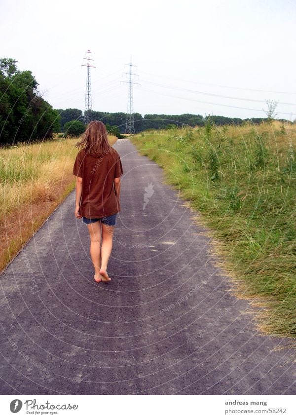 The long road Fußweg Feld Einsamkeit lang Frau Asphalt Straße laufen walk field lonely alone woman