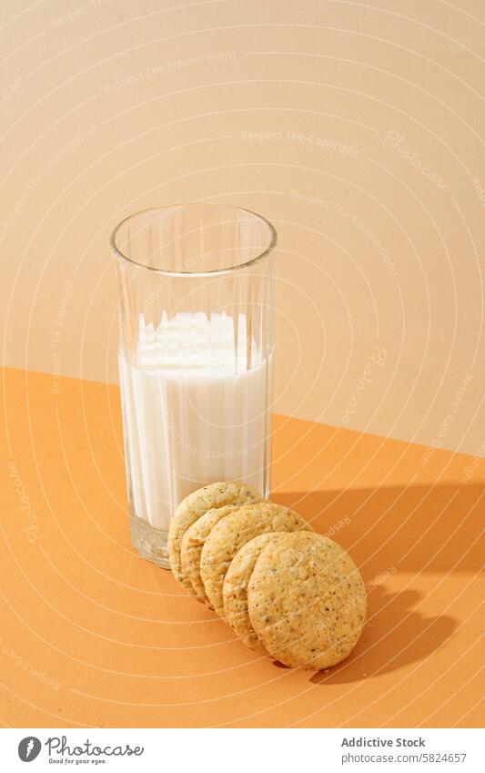 Haferflockenkekse mit einem Glas Milch auf einem Tisch Haferflockenplätzchen melken Stapel Knusprig Snack erfrischend Getränk Molkerei orangefarbene Oberfläche