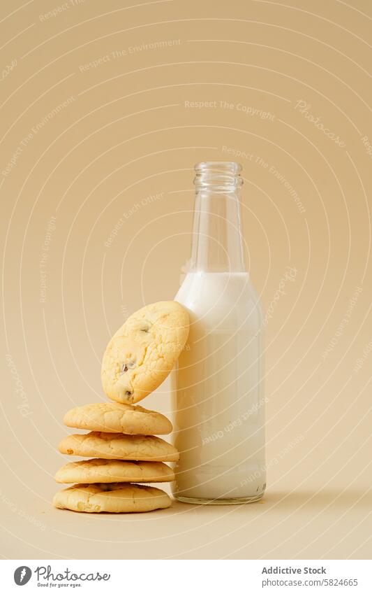 Rosinenkekse neben einer Flasche Milch gestapelt Biskuit Keks Stapel melken Glas selbstgemacht Snack beiger Hintergrund frisch Molkerei gebacken süß Dessert