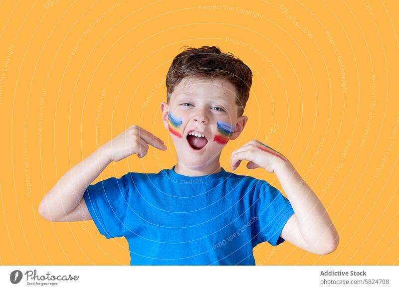 Kleiner Junge mit Gesichtsbemalung jung Kind heiter Glück Gesichtsfarbe Ventilator Unterstützer Sport Team Spiel Stolz farbenfroh Farbe Wange Punkt