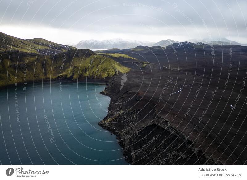 Ruhige Luftaufnahme einer Highland-See-Landschaft Antenne Hochland robust Hügel vulkanisch Gelände Stimmung Himmel Gelassenheit Schönheit Natur Schuss Wasser