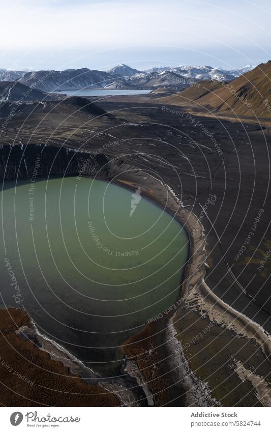 Blick aus der Luft auf einen Kratersee im Hochland Antenne Ansicht See Landschaft Gelassenheit Schönheit Schuss einfangen verschachtelt robust wellig Hügel