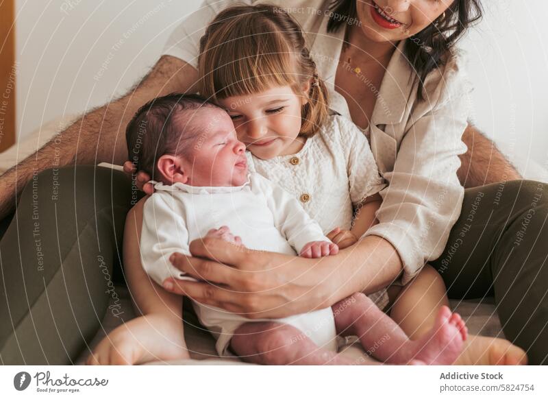Familie, die ein neugeborenes Baby zu Hause empfängt Geschwisterkind Liebe Angebot Wärme Beteiligung heimwärts Kind Zuneigung Pflege Komfort
