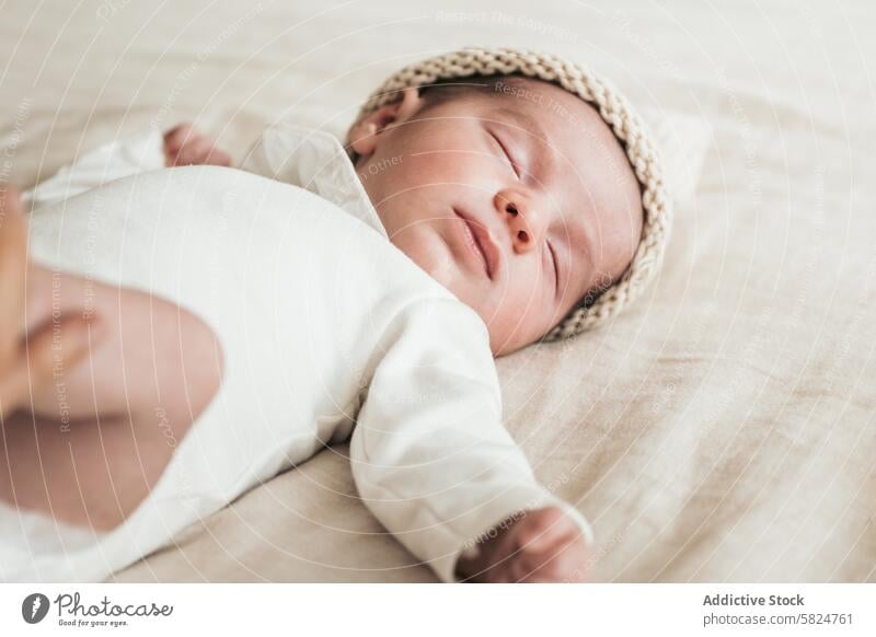 Friedlich schlafendes Neugeborenes in einer Strickmütze neugeboren Baby Säugling friedlich Gelassenheit Ruhe Unschuld Decke weich beige Mittagsschlaf ruhen