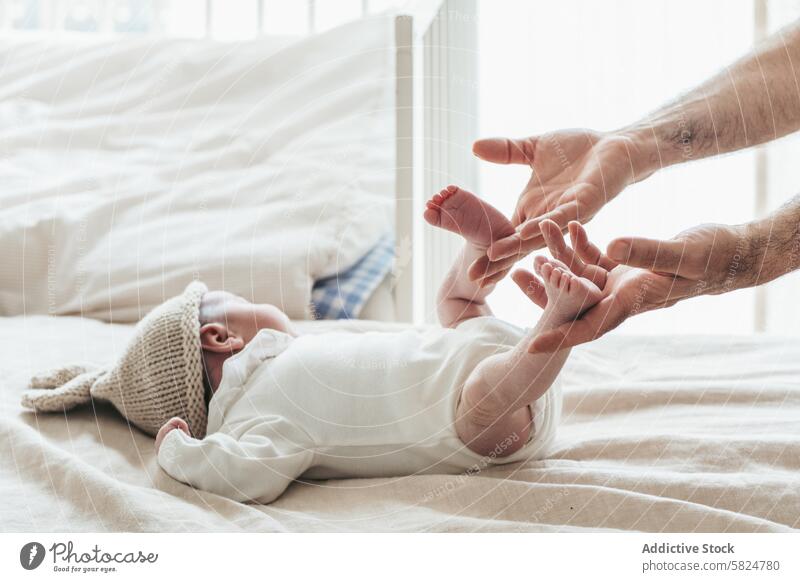 Sanfte Berührung: Die ersten Momente des Babys mit den Eltern berühren Säugling Angebot sanft Hände Fuß Interaktion Bonden Decke weich Pflege Liebe neugeboren