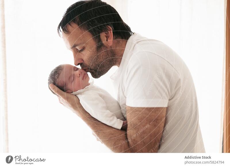 Zärtlicher Moment zwischen Vater und neugeborenem Baby Kuss Umarmen Liebe Zuneigung Angebot Eltern Kind Familie friedlich fürsorglich binden Vaterschaft Mann