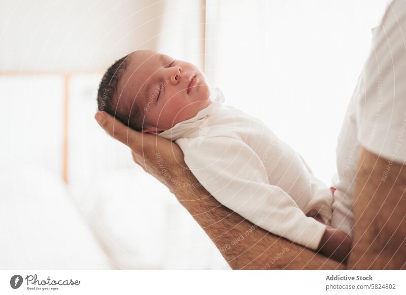 Neugeborenes Baby schläft friedlich in den Händen der Eltern neugeboren schlafen Hand Wiege Kind Familie binden Liebe sicheres Frieden Gelassenheit ruhen