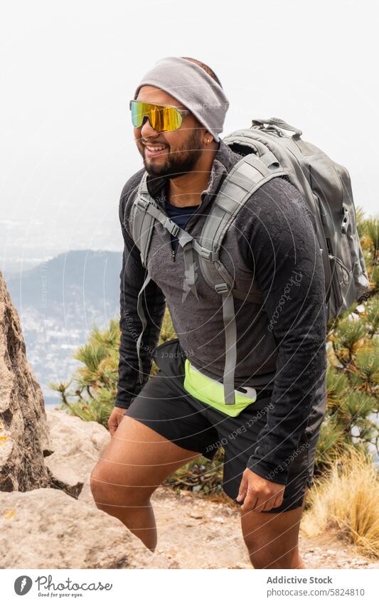 Wanderer beim Training auf einem Bergpfad Berge u. Gebirge Nachlauf männlich Rucksack Sport Ausrüstung Sonnenbrille felsig Weg im Freien Abenteuer Fitness aktiv