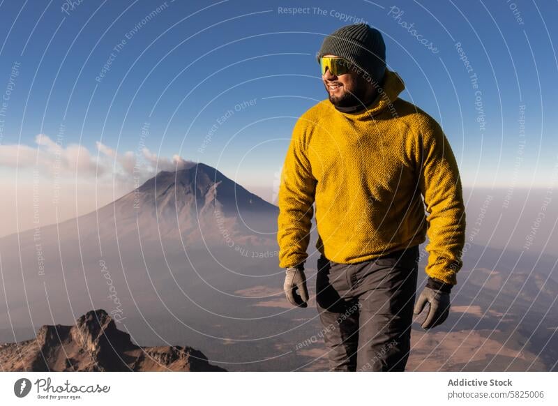 Ein lächelnder Wanderer genießt einen sonnigen Tag am Iztaccihuatl iztaccihuatl Vulkan Berge u. Gebirge Abenteuer im Freien wandern Nachlauf Gipfel Kamm Fleece