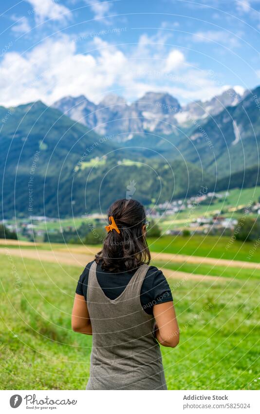 Frau mit Blick auf die majestätischen italienischen und österreichischen Alpen Italienisch Österreicher Berge u. Gebirge Ansicht panoramisch Natur reisen