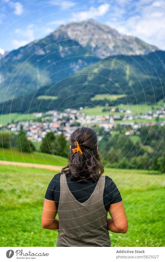 Frau mit Blick auf eine Berglandschaft in den Alpen Rücken Berge u. Gebirge Ansicht Tal Landschaft Natur grün Abenteuer Ruhe Gipfel reisen Erkundung im Freien