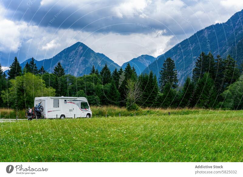 Wohnmobil-Camping in den malerischen italienischen und österreichischen Alpen im Freien Abenteuer Ruhe reisen Natur grüne Wiese Berge Freizeit Urlaub Verkehr
