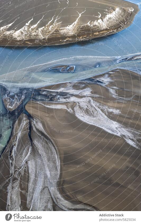 Islands Hochlandflüsse von oben mit schneebedeckten Bergen Luftbildansicht Fluss Schnee Berge u. Gebirge Landschaft Topografie Gletscherfluss schlangenförmig