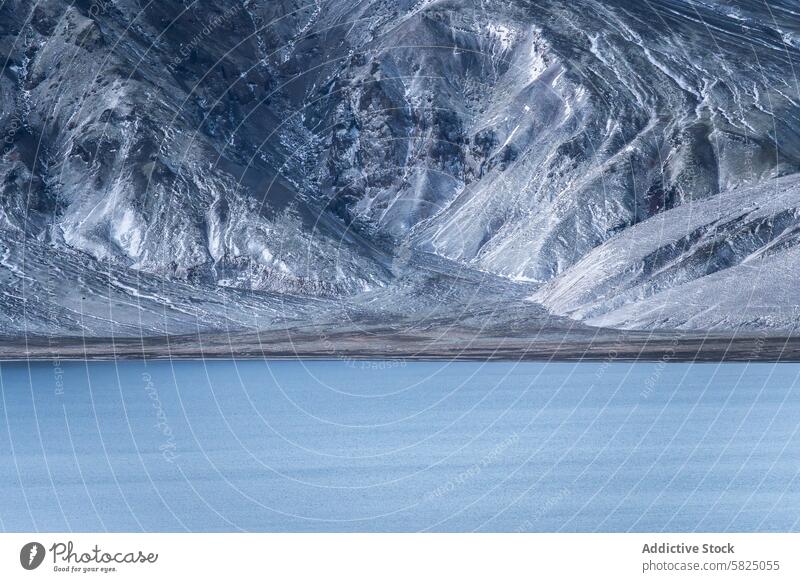 Gelassenes isländisches Hochland mit strukturiertem Berghintergrund Island See Berge u. Gebirge Wildnis Landschaft Natur im Freien Windstille Wasser Textur
