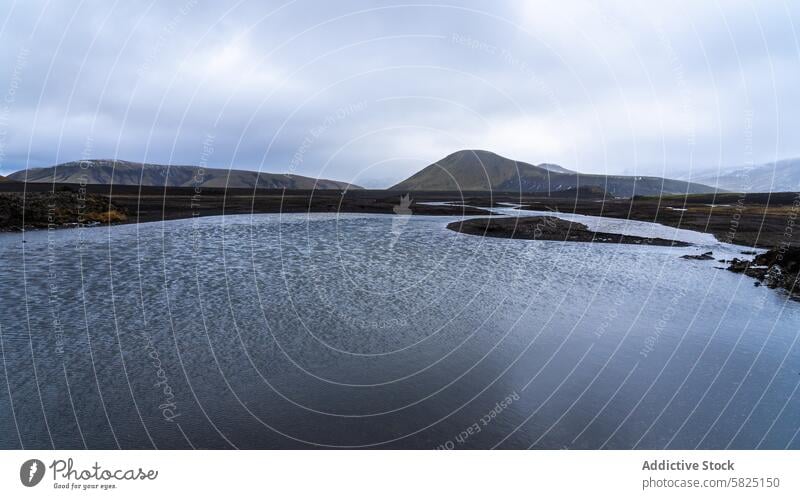 Ruhige Gewässer und sanfte Hügel im isländischen Hochland Island Landschaft Wasser Gelassenheit ruhig bedeckt Himmel Natur im Freien malerisch Ansicht reisen