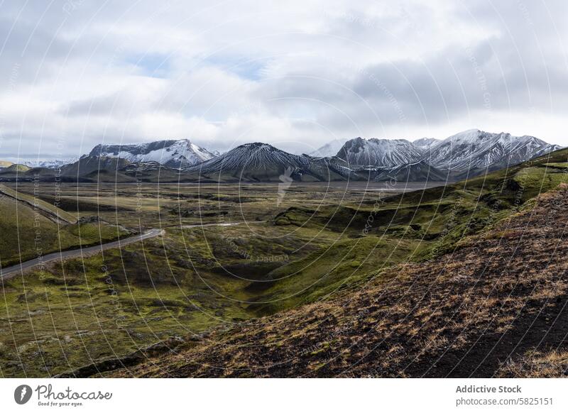 Dramatische isländische Hochlandlandschaft mit schneebedeckten Bergen Island Highlands Landschaft Schnee Spitzenwerte robust Gelände Wildnis Straße geschlängelt